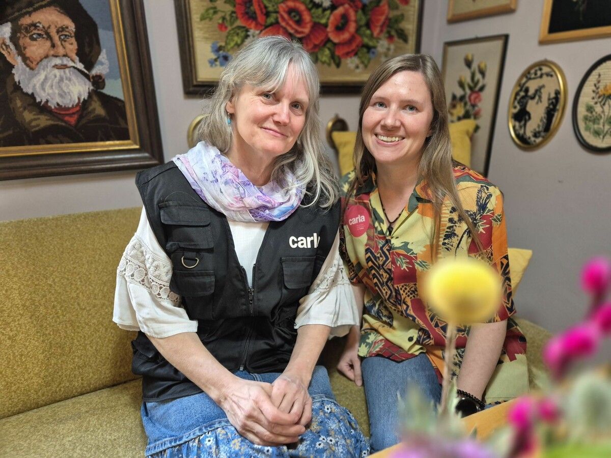 Sabine (hier gemeinsam mit ihrer Sozialarbeiterin Gabi Kopf) arbeitet seit mehr als einem Jahr im carla Store.