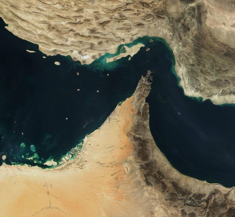 Schiffe müssen, um die Straße von Hormus zu passieren, die Hoheitsgewässer des Oman und Irans durchfahren.
              ⇒
              NASA/GSFC