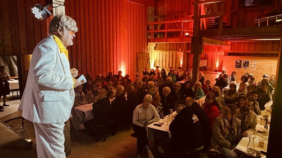 Schlagerstar Walter (Reinhold Köberle) mit neuem Programm.⇒Heike Montiperle