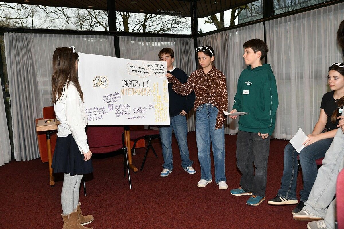 Schülerinnen und Schüler arbeiteten in Workshops zu Medien und Demokratie.⇒cth (3)