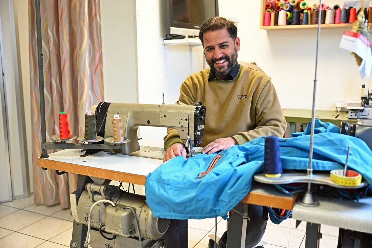 Seit acht Jahren sitzt Zia Malikzai fast täglich an der Nähmaschine – in seinem Geschäft in der Kellhofstraße.⇒lcf (4)