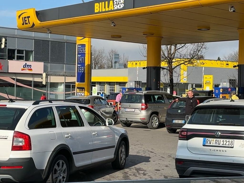 Sercan Kilic beim Regeln des Verkehrs an der Tankstelle. ⇒VOL.AT/Mayer