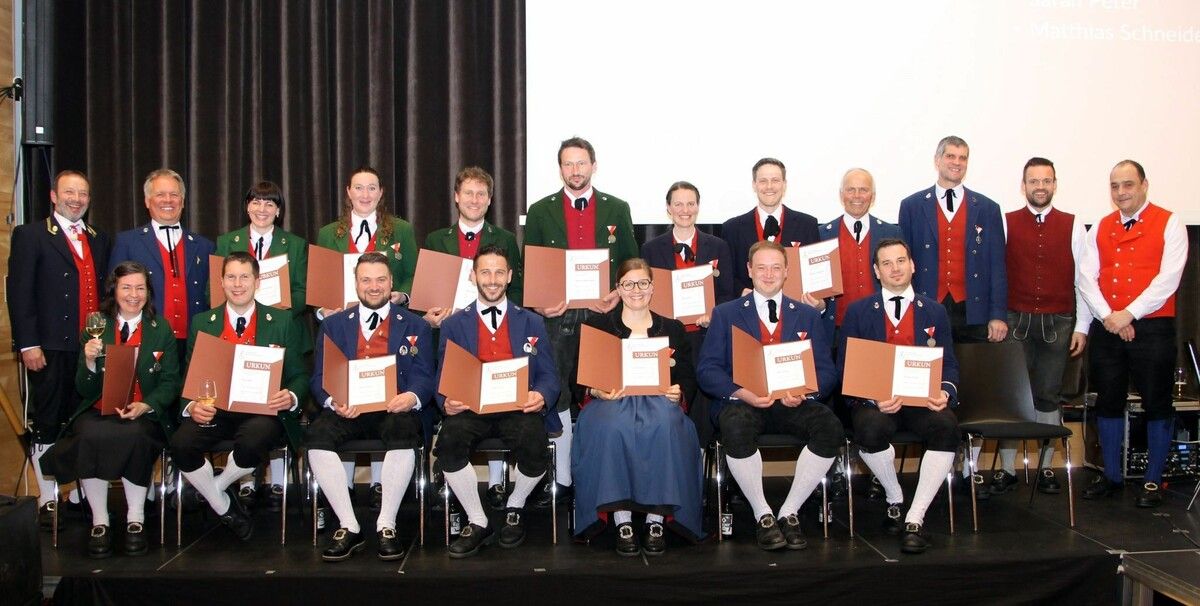 Silbernes Ehrenzeichen für 25 Jahre Treue zur Blasmusik.⇒mst (3)