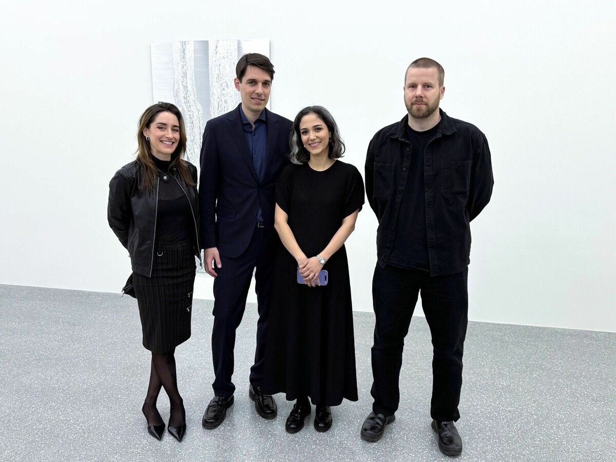 Simeon und Zeynep Brugger (Mitte) mit den Künstlern Billie Clarken und Oliver Laric bei der Galierie - Eröffnung.⇒ SIE