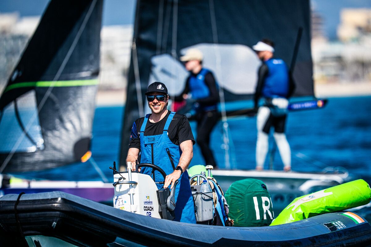 Skipper unter neuer Flagge: Benjamin Bildstein als Coach des irländischen 49er-Duos Robert Dickinson und Sean Waddilove im Vorfeld der Trofeo Princesa Sofía Mallorca. ⇒ÖSV/Matesa