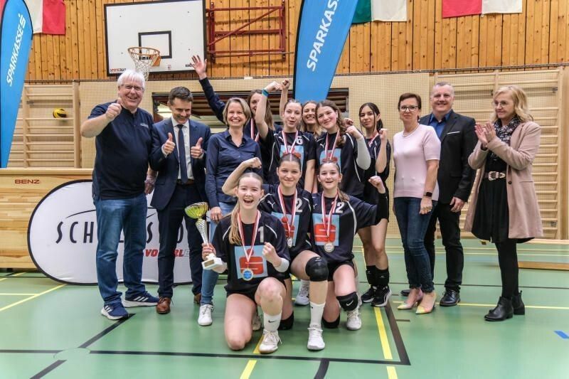 SMS Nüziders jubelt über Landestitel im Volleyball mit vielen Gratulanten.⇒Thomas Knobel (2)