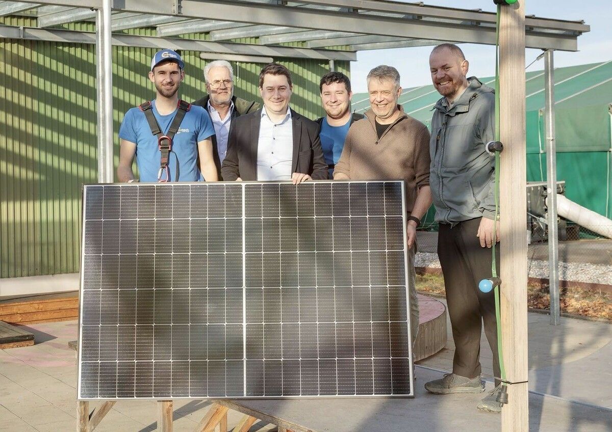Sonnige Aussichten: Energie- und Klimaschutzgemeinderat Simon Vetter, Energiekoordinator Marcus Engel und Bürgermeister Patrick Wiedl (v. re. vorne) freuen sich mit Elias Mathis, Manfred Mathis und Clemens Hämmerle (Solatech Mathis, v. li. hinten) über die neue Photovoltaikanlage für das dô und die 25. auf einem Gemeindegebäude.⇒ Gemeinde (2)