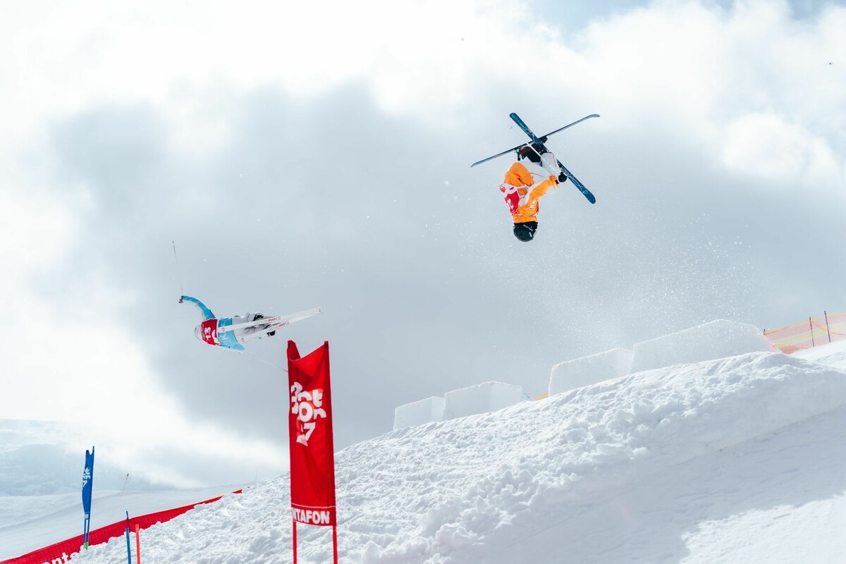 Spektakuläre Sprünge bei den nationalen Meisterschaften in Moguls und Dual Moguls am Golm.⇒ M. C. Schilcher