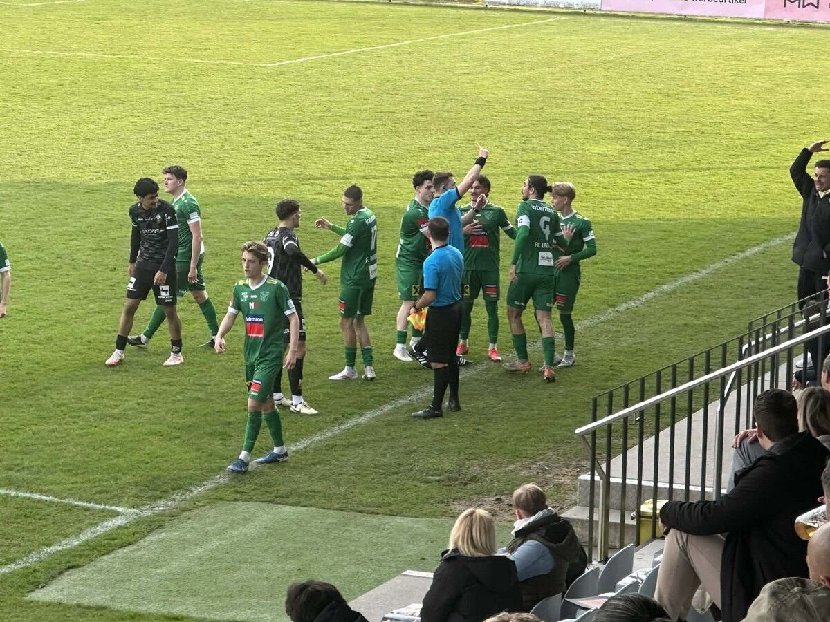 SR Jan Medwed zeigt Pascal Dietrich die Rote Karte.⇒Knobel