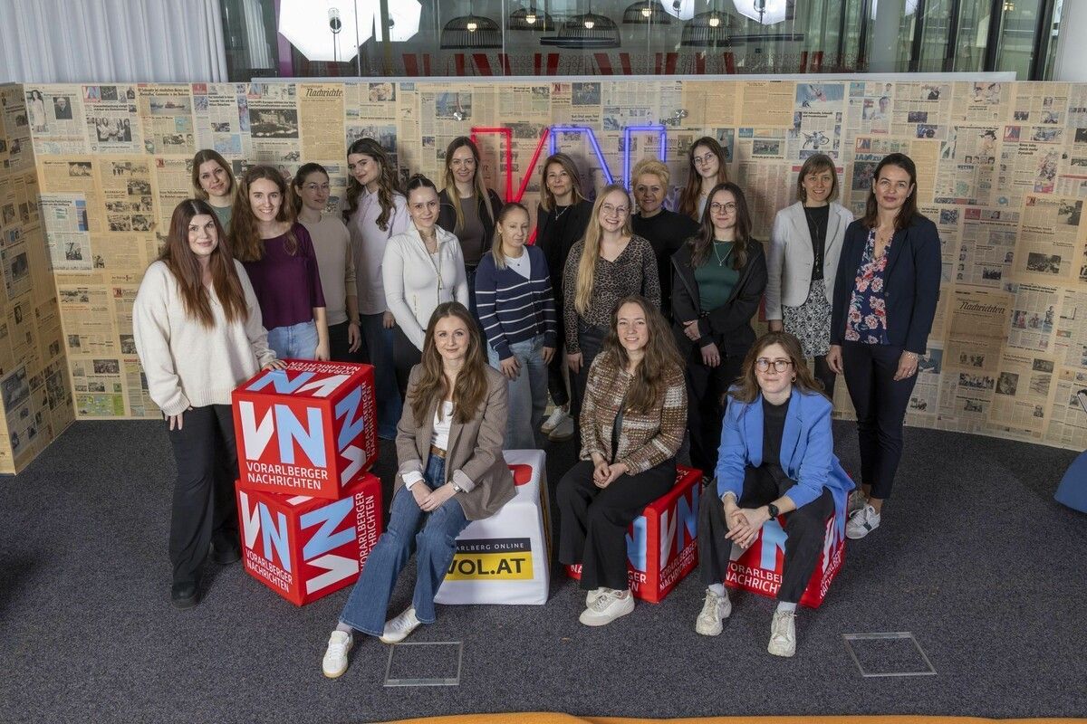Starkes Team im Newsroom: (v.l.n.r., stehend): Valentina Dotlic, Pia Prodinger, Mona Pfefferkorn, Franziska Eckert, Paloma Mock, Anna Weissenbach, Tanja Schwendinger, Karoline Kuca, Bettina Swete-Gasser, Mirjam Mayer, Dominique Sohm, Eileen Fink, Nikola Längle, Isabel Lochbühler, Hanna Reiner. (v.l.n.r., sitzend): Mirijam Haller, Isabel Russ, Lena Leibetseder. ⇒VN/Roland Paulitsch