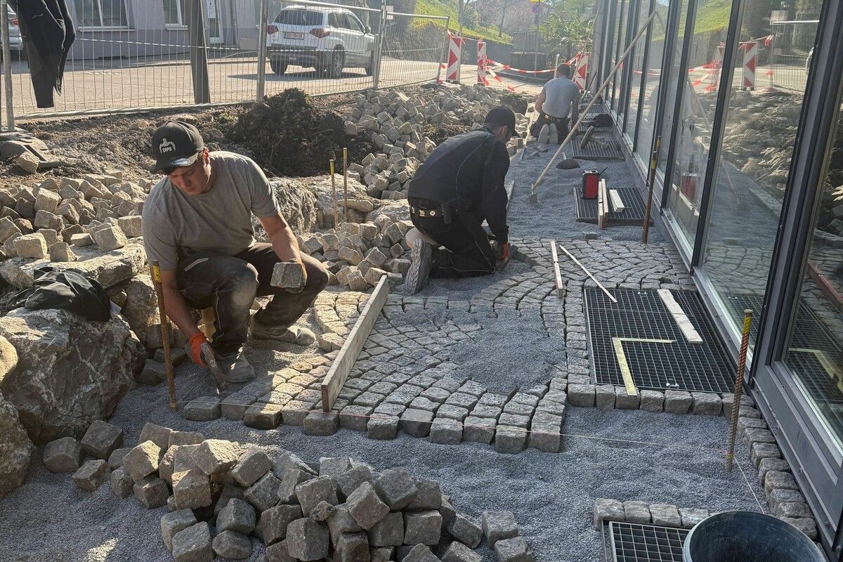 Statt Asphalt bekommt der Pausenhof durchlässige Flächen. ⇒Stadt