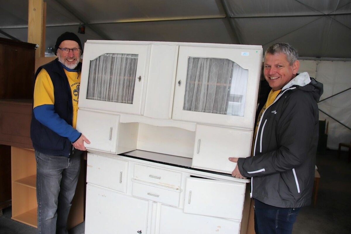 Stefan Küng und Kollegen sind zur Stelle, wenn es beim Flohmarkt etwas zu schleppen gibt.