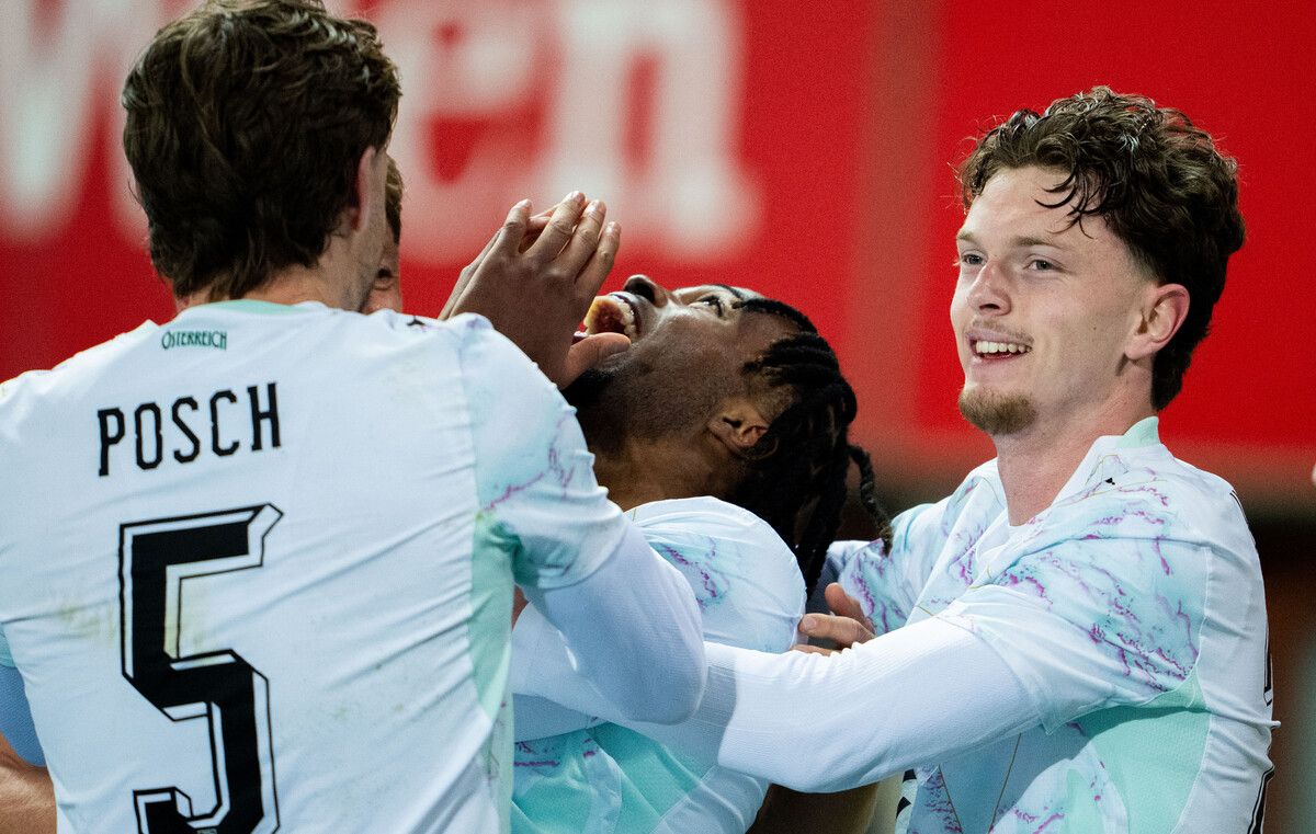 Stefan Posch als Gratulant für die beiden Debütanten Carney Chukwuemeka und Paul Wanner (r.). ⇒gepa