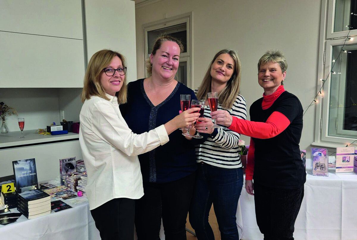 Stefanie Graf (v. l.), Yvonne Schiffer, Julia Krieger und Lotte R. Wöss haben sich auf dem Büchermarkt kennengelernt.