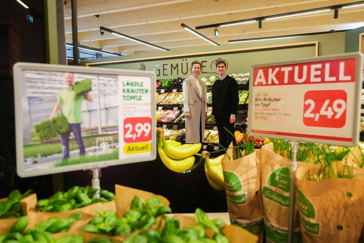 Stolz auf den jüngsten Markt: Spar-Geschäftsführerin Carina Pollhammer und der stellvertretende Geschäftsführer Valentin Drexel. ⇒VN/Steurer