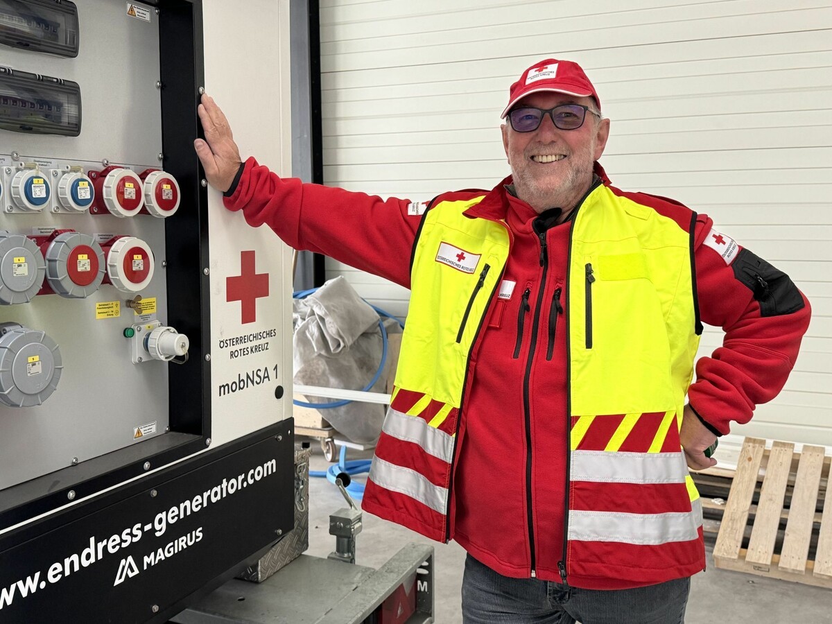 Stolz zeigt Klas den riesigen Generator, der das ganze Rote Kreuz versorgen kann. ⇒dos