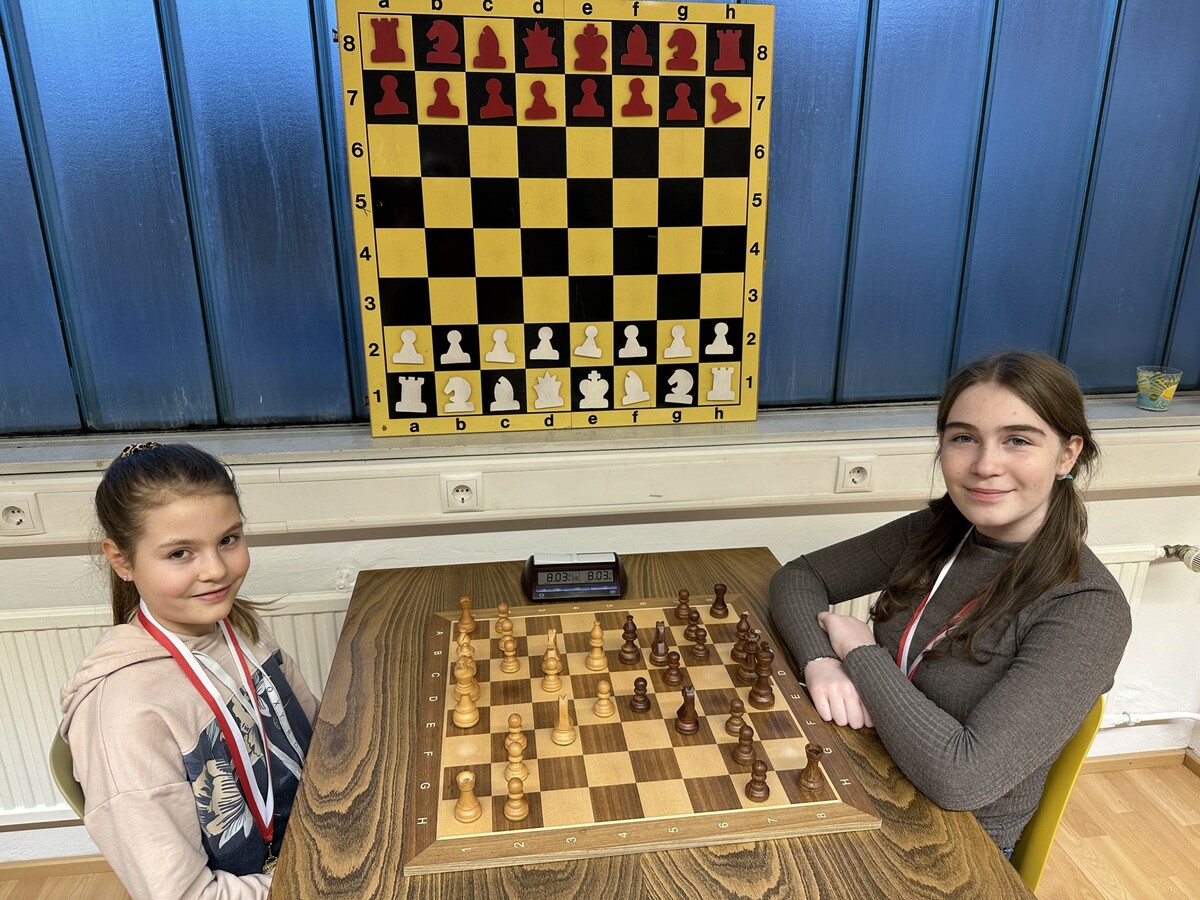 Stolze Nachwuchsspielerinnen und -spieler des Schachklub Hohenems bei der Landesmeisterschaft. ⇒Schachklub Hohenems