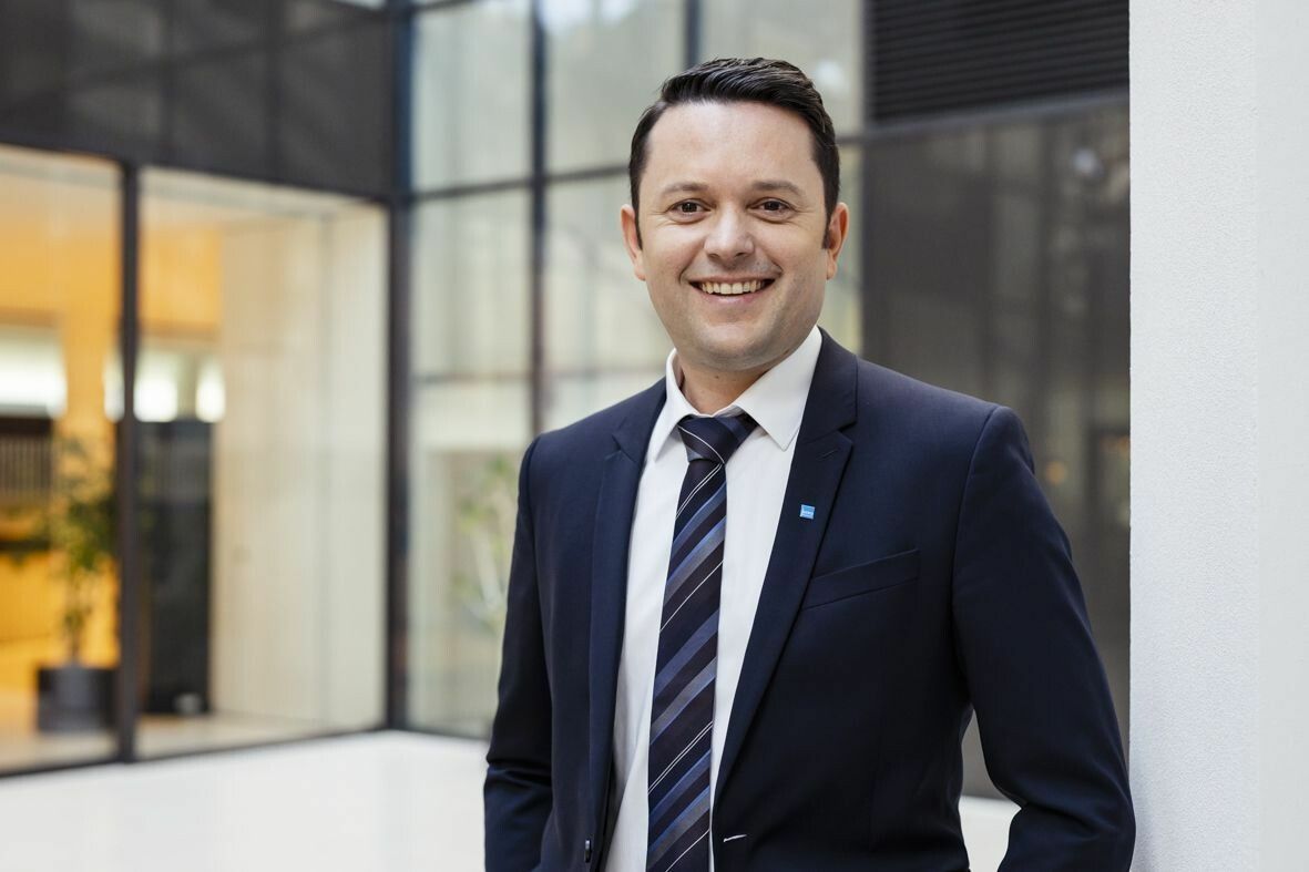 Strube: „Schwankungen an den Märkten gehören zum Investieren dazu. Außerdem sollte die eigene Anlagestrategie in regelmäßigen Abständen überprüft werden.“⇒MM