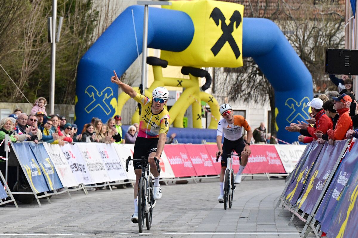 Team-Vorarlberg-Fahrer Tobias Nolde bei der Zieldurchfahrt in Leonding. Der Deutsche entschied den Sprint für sich.⇒