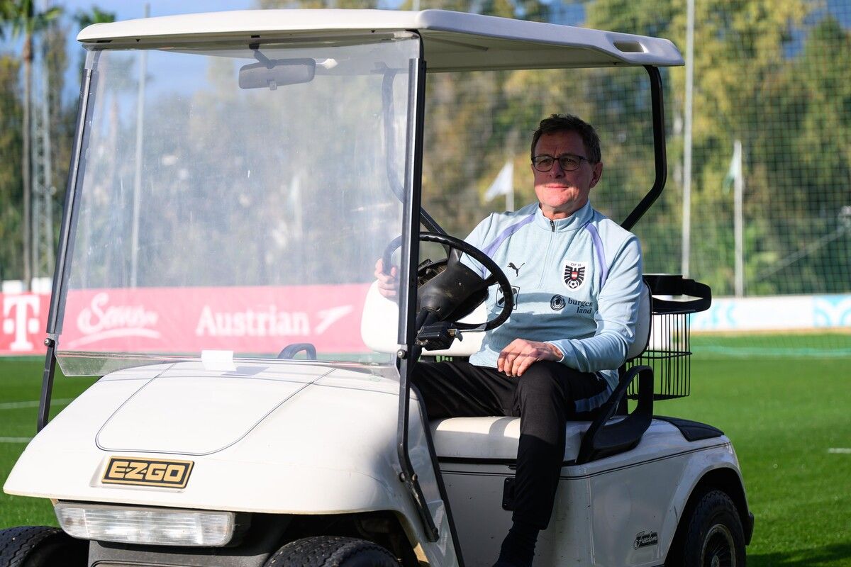 Teamchef Ralf Rangnick ist auch in Marbella mit dem Golf-Cart unterwegs.⇒gepa