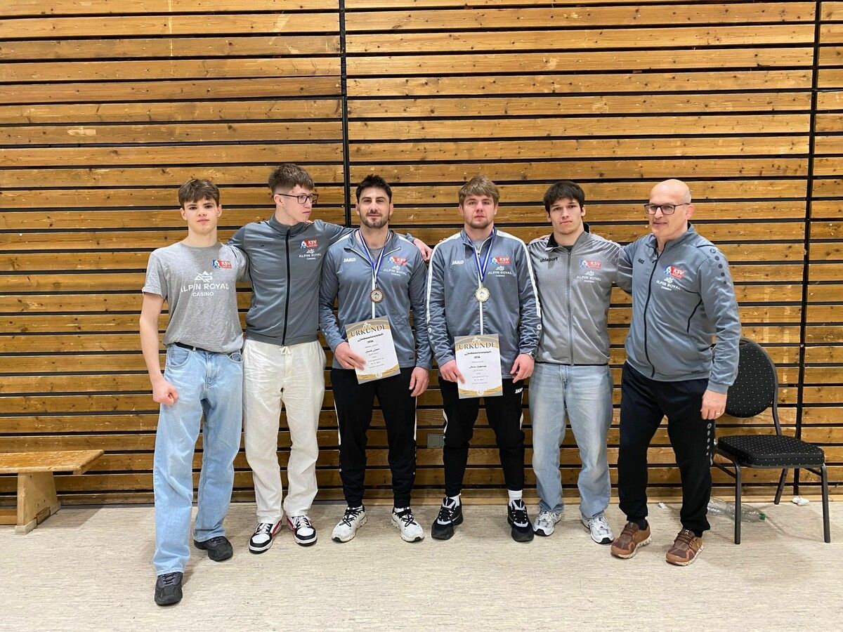 Trainer Michael Häusle (r.) mit seinen Schützlingen: Alek Esselbach, Julian Lange, David Losert, Anton Hrybelnik und Linus Häusle.