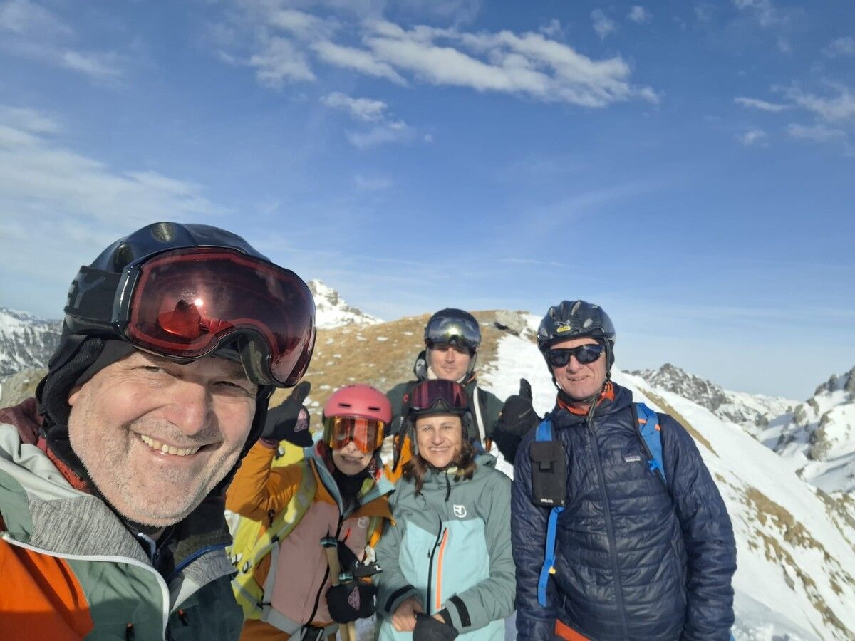 Trotz geringer Schneelage führte die Tour ins Hochkar am Blankuskopf – abwechslungsreiche Abfahrt bei föhnigem Wetter. ⇒Naturfreunde Nüziders