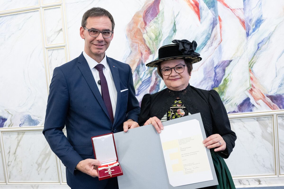 Ulrike Bitschnau setzte sich für den Erhalt des Montafoner Trachtenwesens ein. Dafür erhielt sie das Silberne Ehrenzeichen des Landes. ⇒VLK/Serra