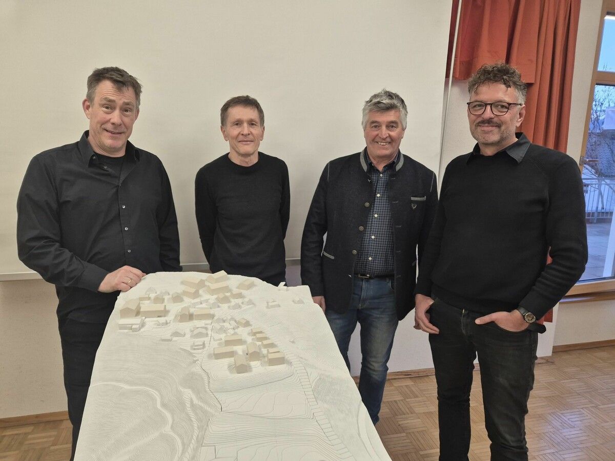 V. l.: Die Architekten Matthias Hein und Gerhard Gruber, Bgm. Fridolin Plaickner und Herbert Bork (stadtland).
