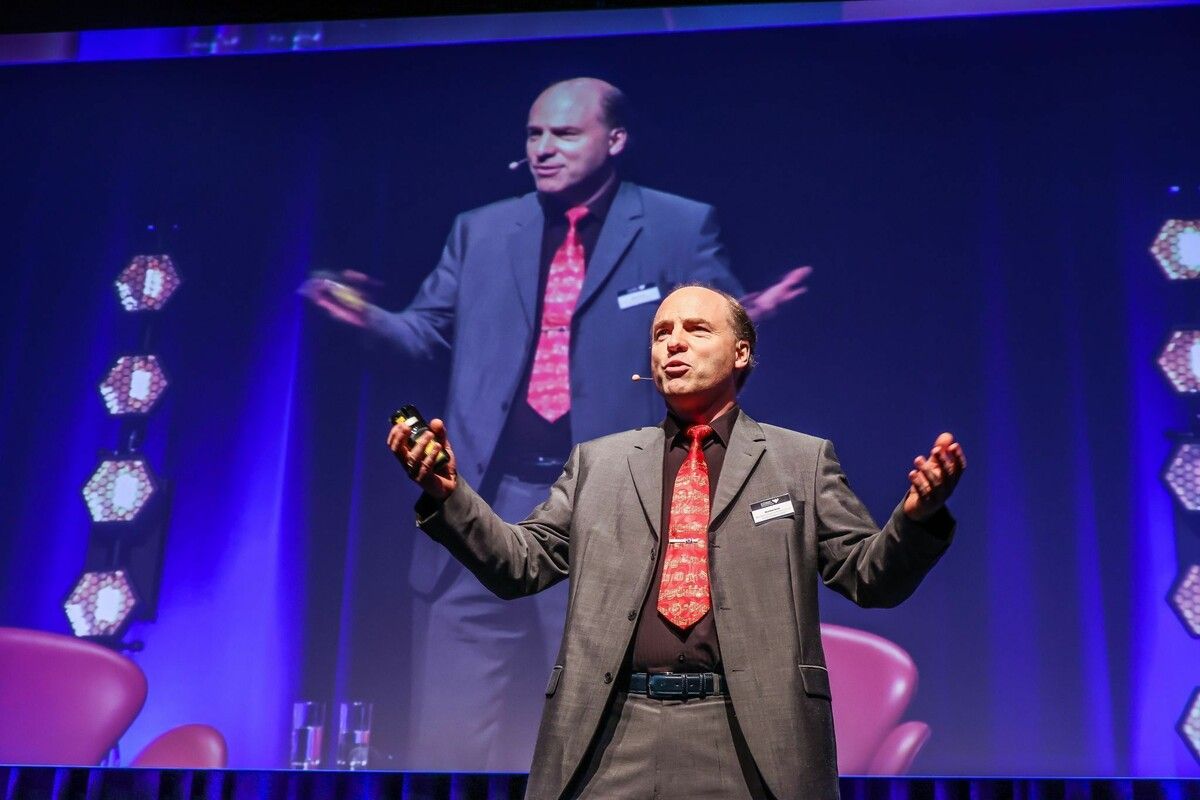 VerhaltensökonomMatthias Sutter zeigt zusammen mit Martin Kocher auf, dass Kooperation das Erfolgsmodell ist. ⇒VN/Steurer