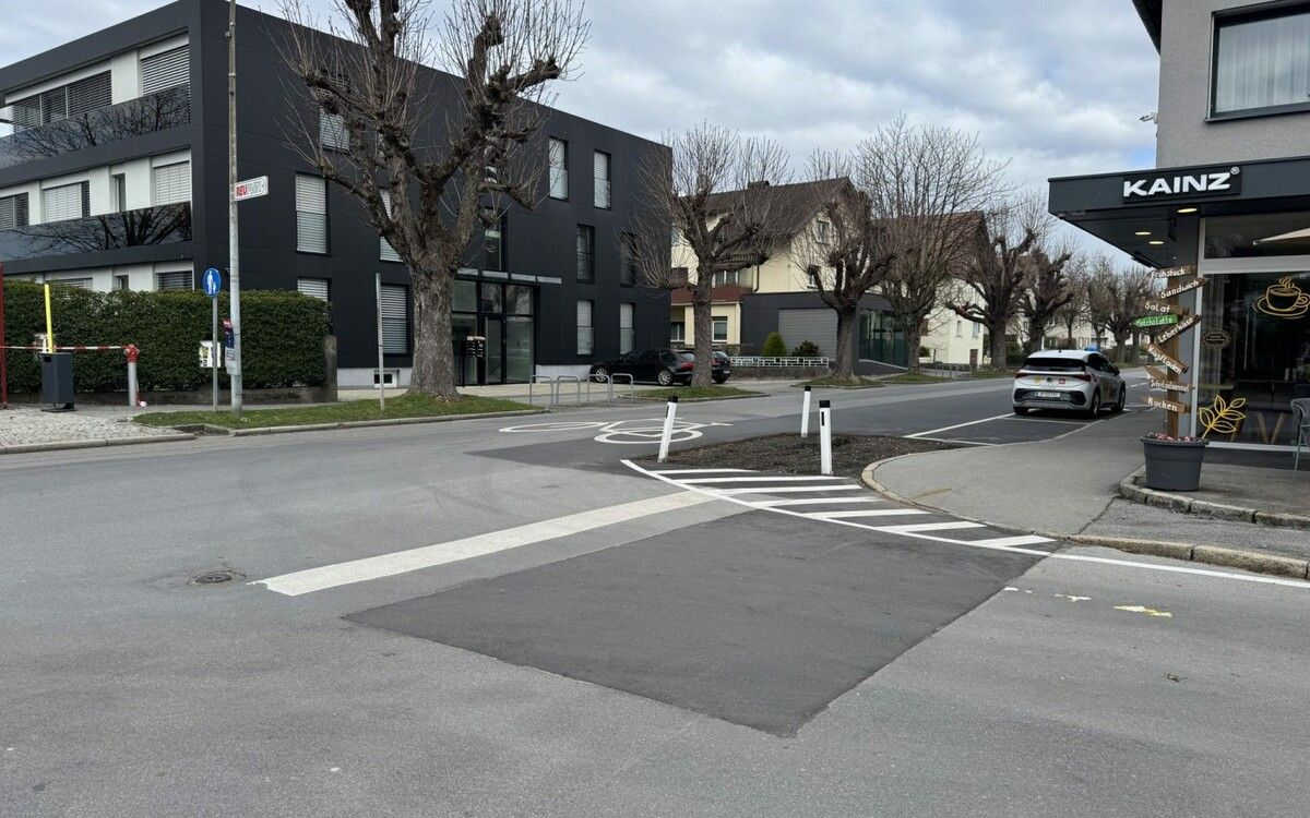 Verkehrsinsel in der Kritik: Die Gemeinde spricht von Sicherheit, Anrainer von Unsinn.⇒VOL/EW