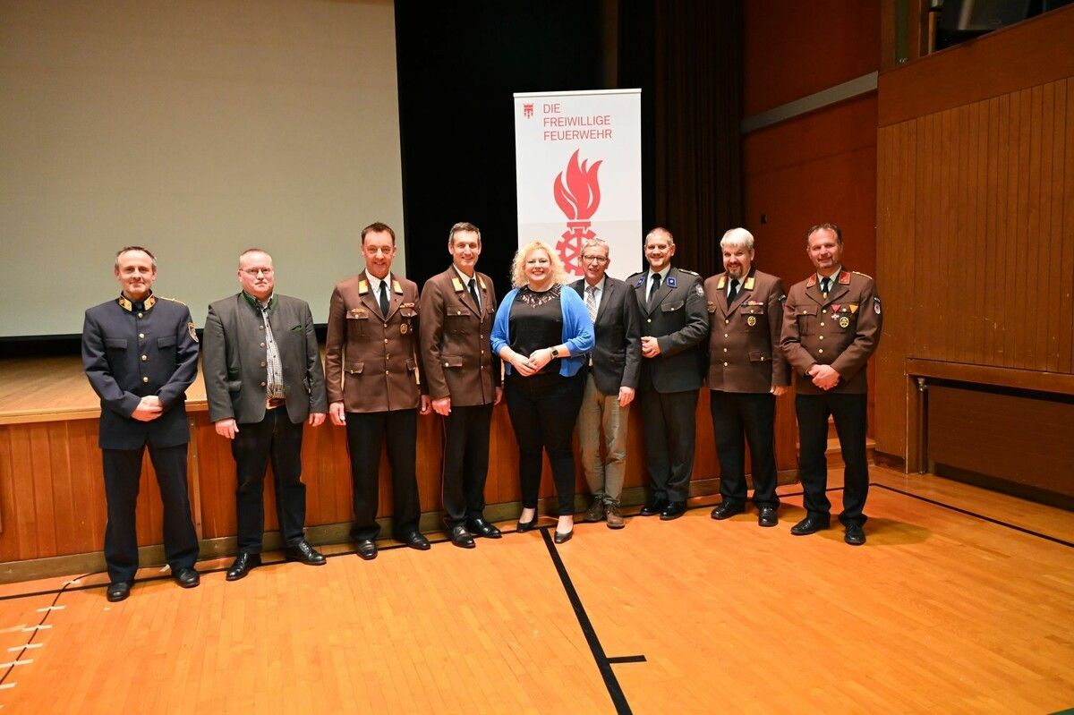 Vertreter des Feuerwehrwesens, der Politik und der Blaulichtorganisationen bei der Dienstbesprechung in der Klostertalhalle.