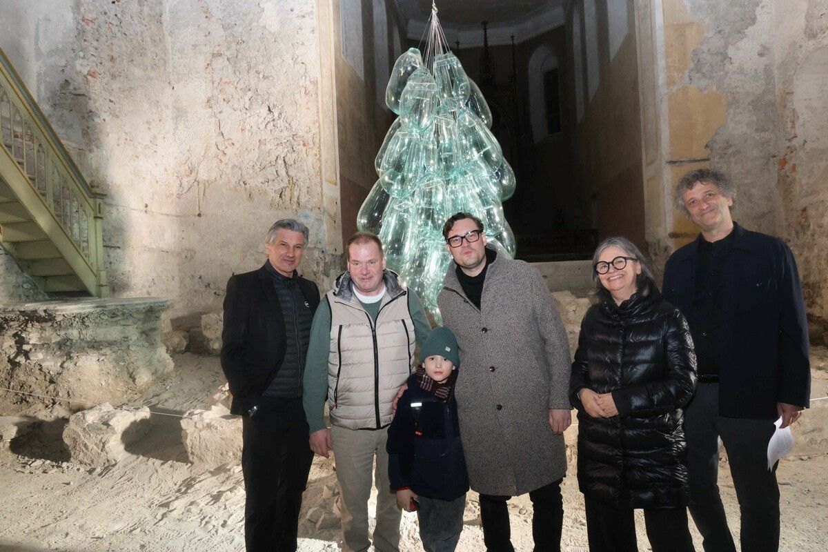 V.l.: Kurator Arno Egger, Glashüttenmeister Wenzel Riederer, Neo und Vater Michael Hirschbichler, Karin Guldenschuh und Vernissageredner Klaus Christa.⇒ame