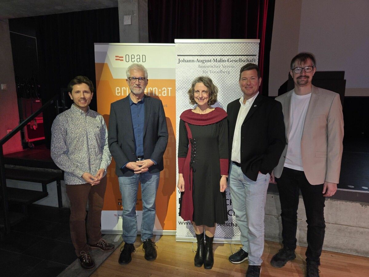 V.l. Organisatoren und Referenten des Zeitgeschichte-Abends: Johannes Spies, Harald Walser, Gerti Malle, Christian Pellini und Stefan Stachniß. ⇒os