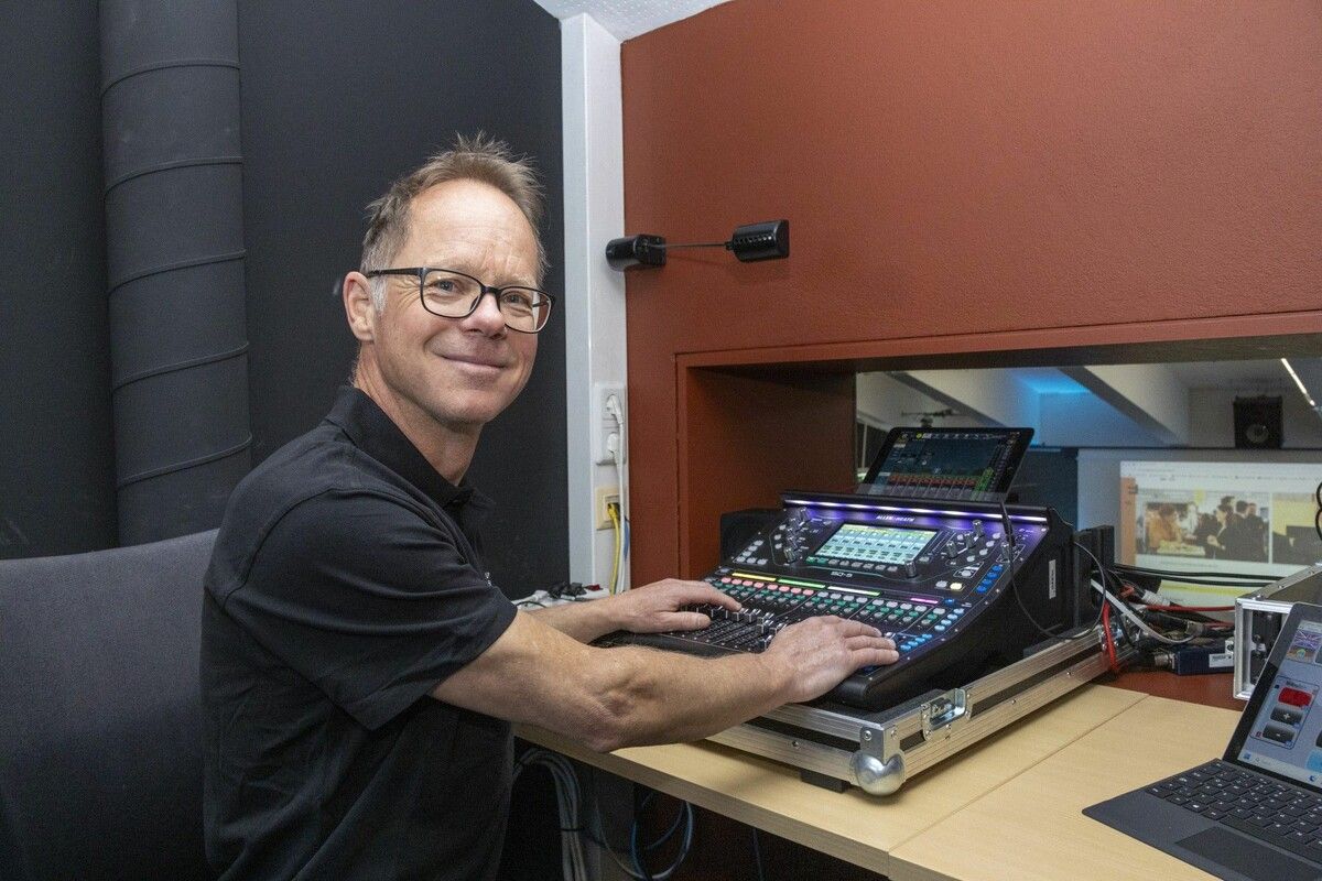 Vögel liebt seinen abwechslungsreichen Job. Er weiß, welche Hebel er bedienen muss, damit andere gehört und gesehen werden. ⇒vn/Paulitsch (3)