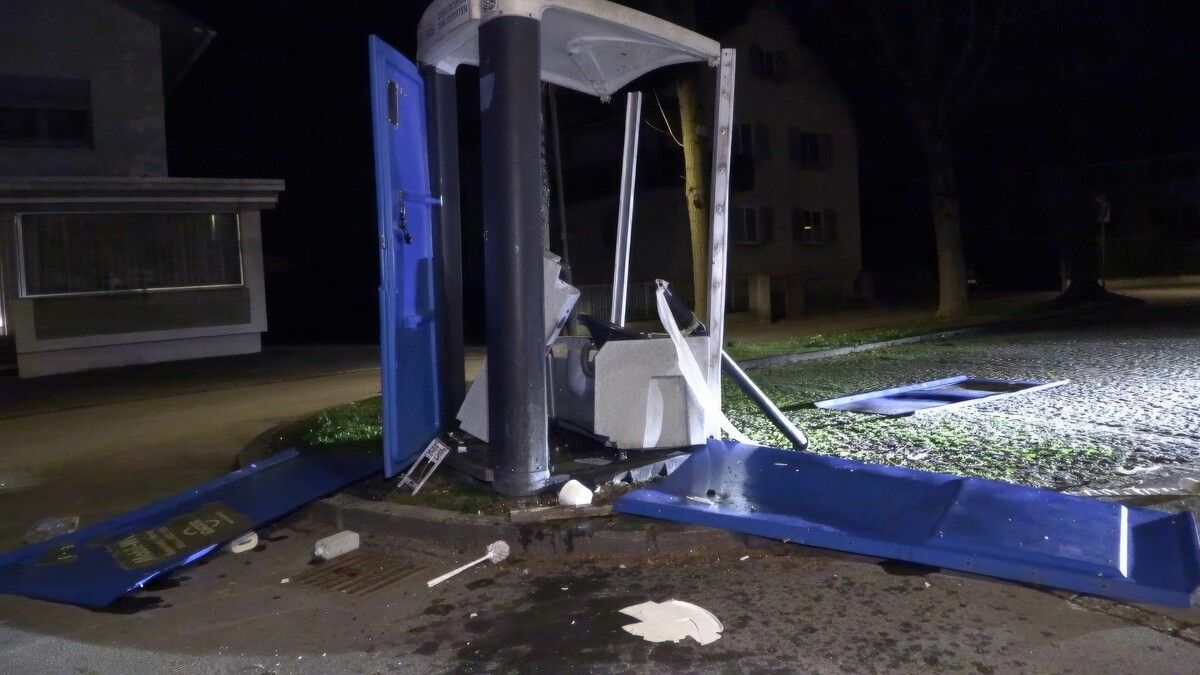 Von dem WC blieben nach dem Vandalenakt durch Pyrotechnik nur noch Trümmer.⇒m. shourot (2)