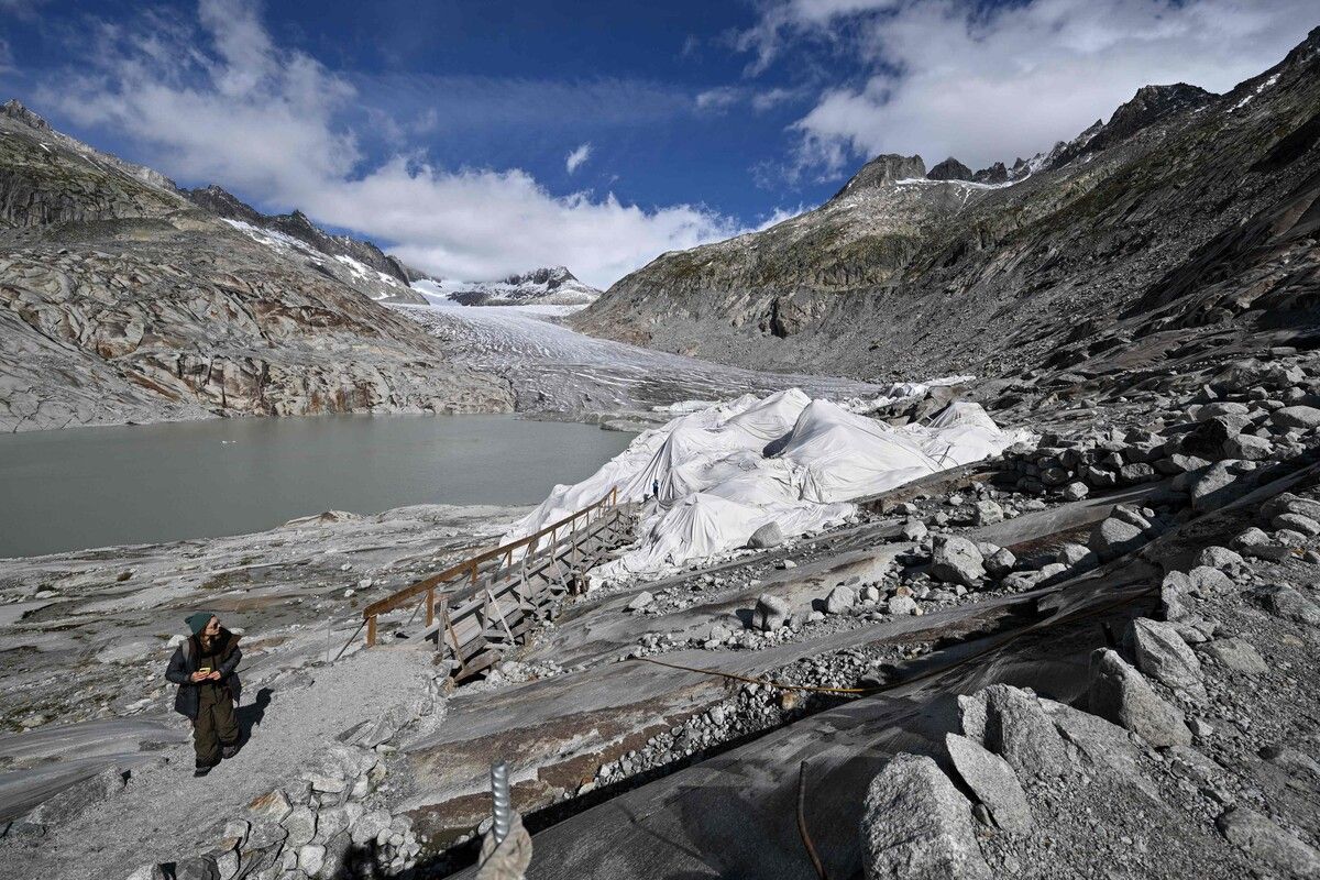 Vor allem an den Gletschern – wie hier am Rhonegletscher in der Schweiz – sieht man die fortschreitende Erwärmung der Erde deutlich. ⇒afp
