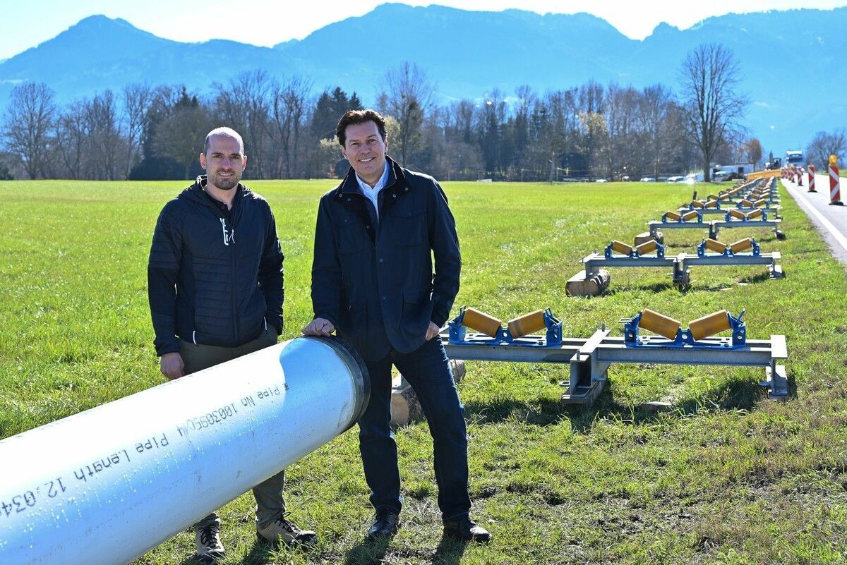 Wasserwerksleiter Lothar Isele und Vizebürgermeister Martin Fitz zeigen die neue Trinkwassertransportleitung, die entlang der Hohenemser Straße verlegt wird.⇒Bernadette von Sontagh (3)