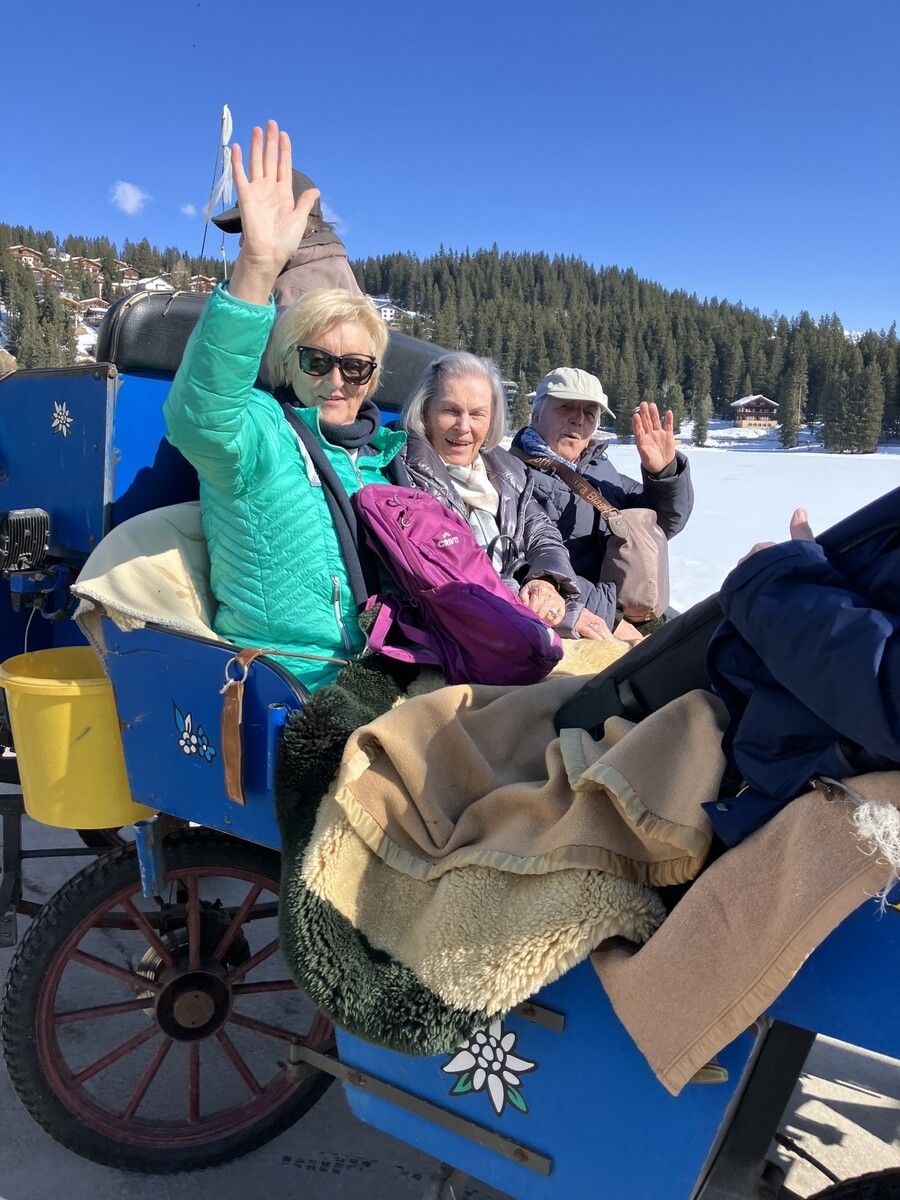 Winterliche Kutschenfahrt in Arosa bei strahlendem Sonnenschein. ⇒Vorarlberg 50Plus Lustenau