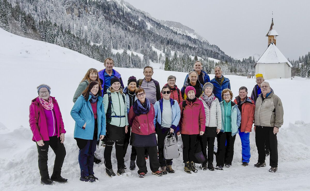 Winterwanderung durch verschneite Landschaft mit Einkehr im Jagdhaus Egender. ⇒Vorarlberg 50Plus Höchst