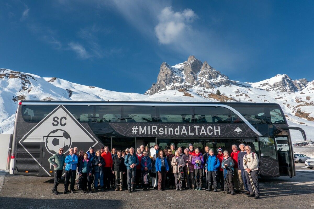 Winterwanderung zum Körbersee bei strahlendem Sonnenschein und beeindruckender Bergkulisse im hinteren Bregenzerwald.⇒ Vorarlberg 50Plus Lauterach