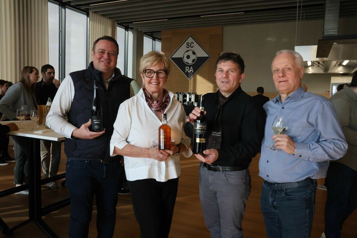 Winzer Josef Dockner, Marie-Luise Dietrich, Winzer Robert Keringer und SCRA-Vizepräsident Werner Gunz.⇒AME