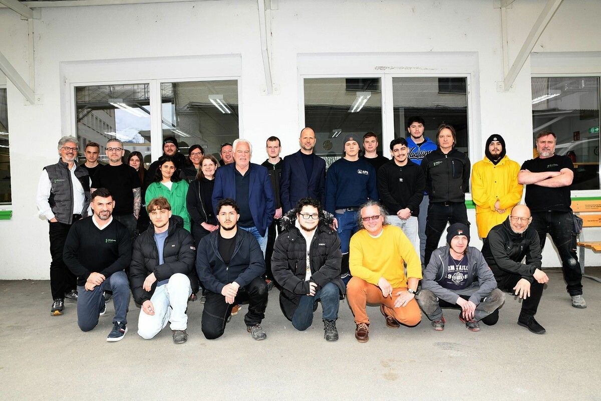 Zum Abschluss wurde der Besuch mit einem Gruppenfoto dokumentiert. ⇒cth