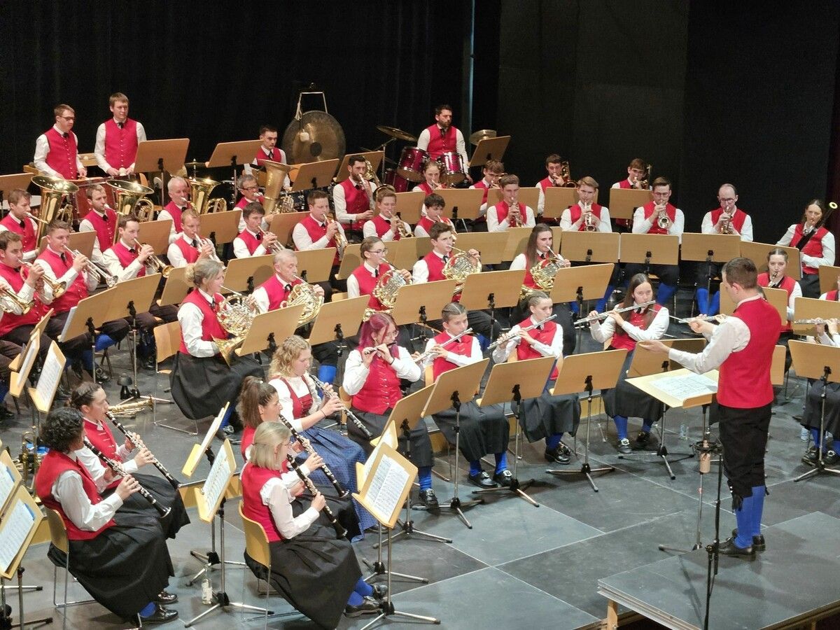 Abwechslungsreicher Konzertabend mit siebzig Lingenauer Musikantinnen und Musikanten.⇒me (3)