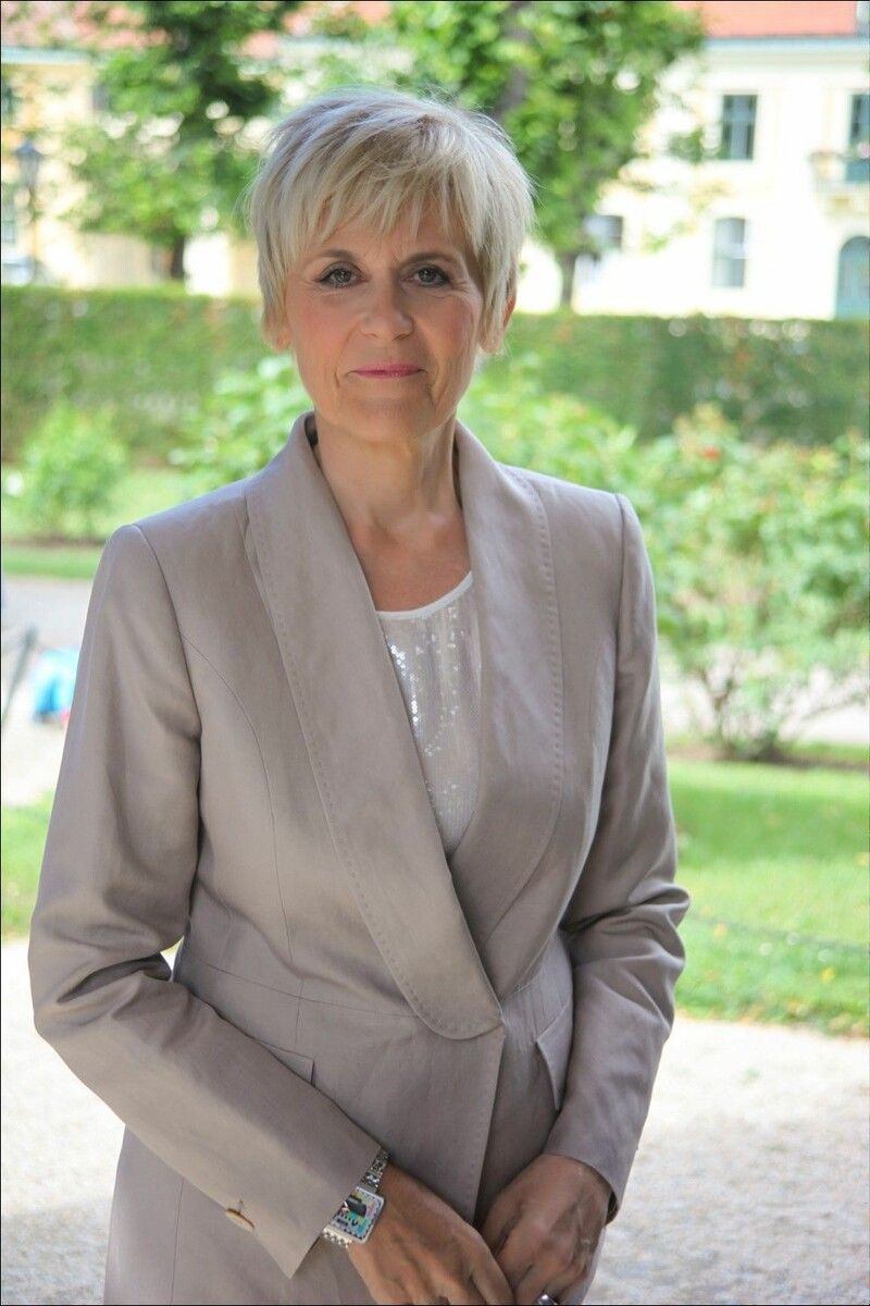 Adelsexpertin Lisbeth Bischoff bringt royales Flair in die Bücherei Rohrbach.