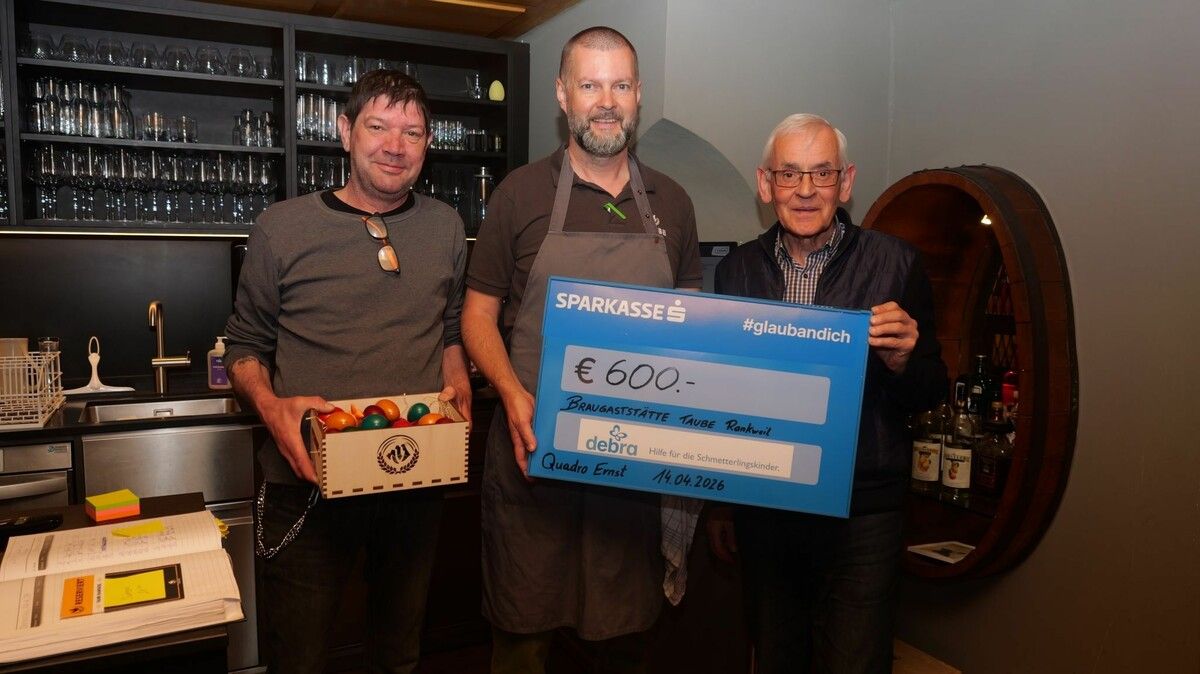 Alex Rossi, Braugaststätte-Taube-Wirt Alexander Milojevic und Quadro Ernst mit dem symbolischen Spendenscheck.⇒Henning Heilmann