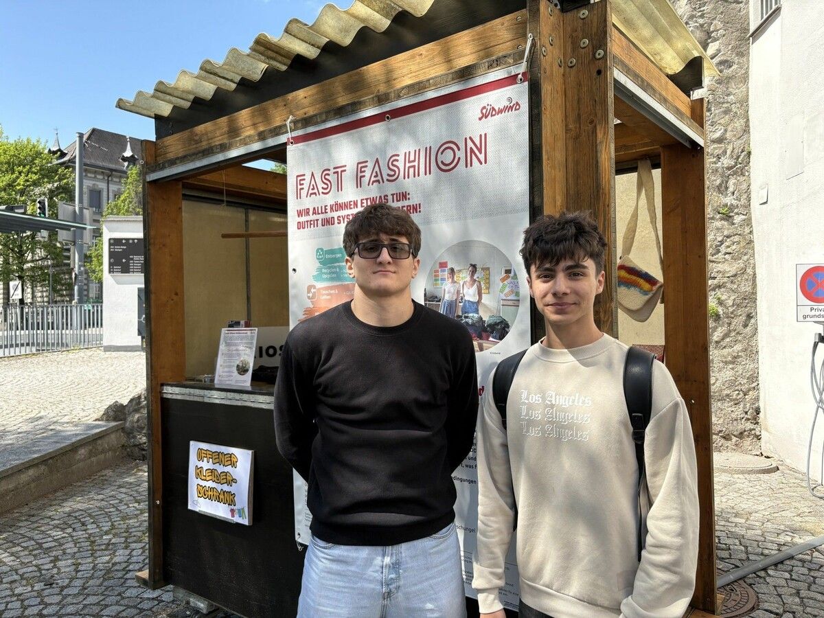 Ali Aliev (li.) und seine Mitschüler der Handelsschule Feldkirch haben sich den Info-Kiosk vor dem Katzenturm genau angeschaut.