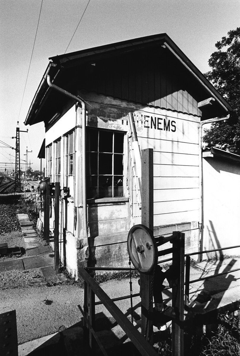 Alle Bahnübergänge wurden mit Inbetriebnahme des zweigleisen Verkehrs aufgelassen und teilweise durch Unterführungen ersetzt.⇒⇒Nikolaus Walter (3), Rudolf Zündel (VN), Sammlung Ansichtskarten/Vorarlberger Landesbibliothek