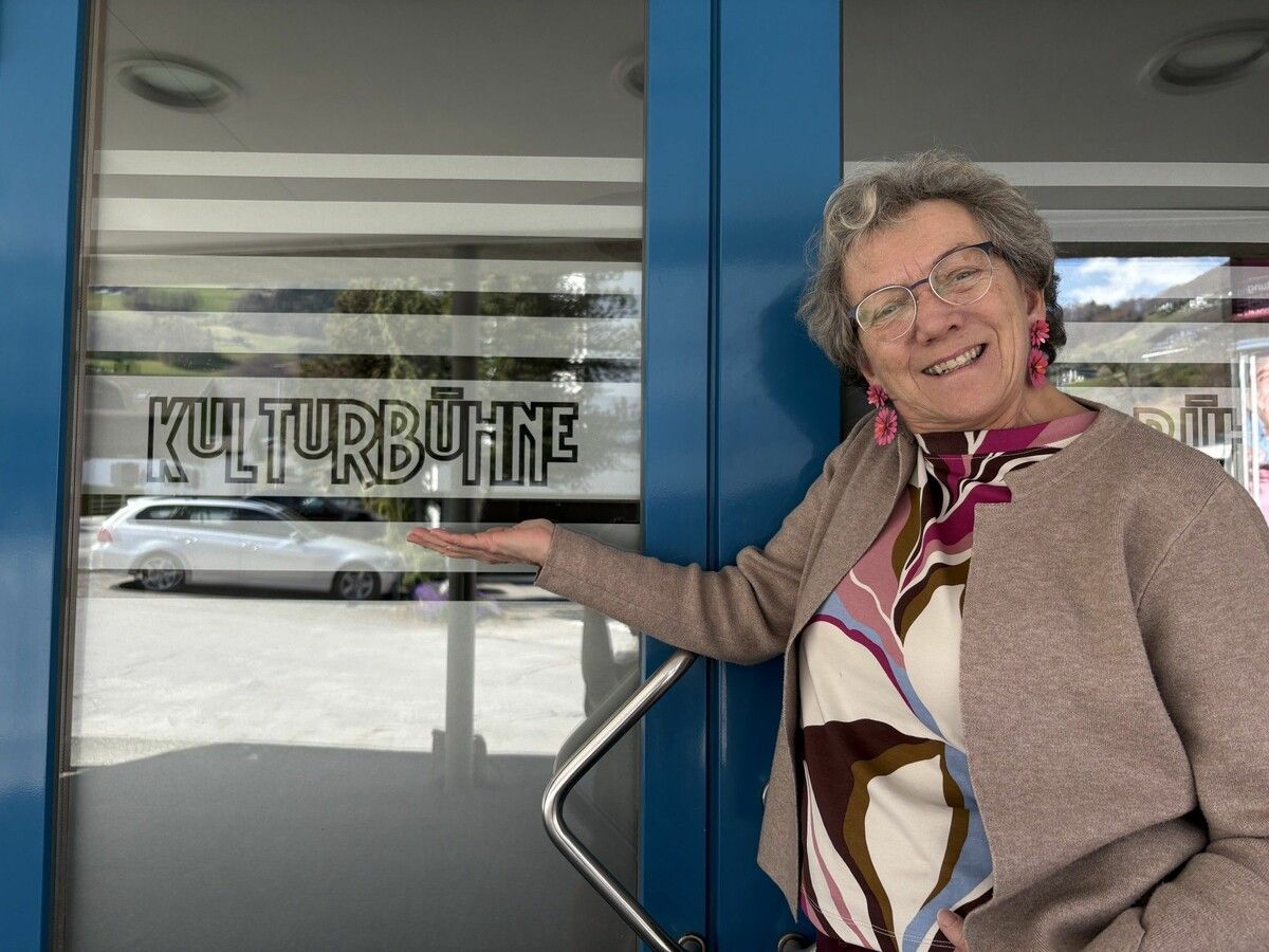 Als Obfrau des Theatervereins von Schruns-Tschagguns freut sich Rita Meijer, über die langjährige Zusammenarbeit mit der Kulturbühne Schruns.⇒VOL.AT (2)