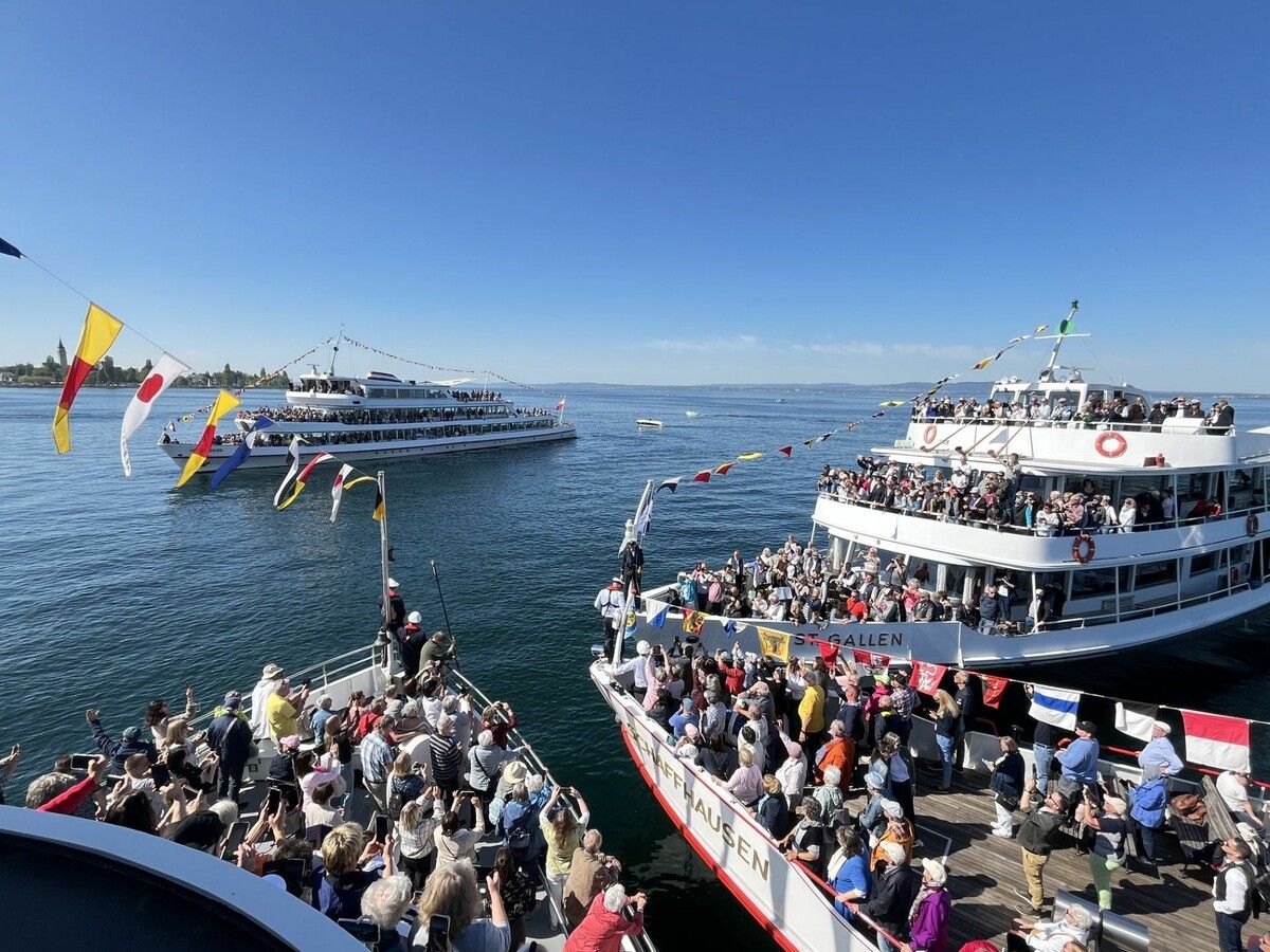 Als sich der Stern geschlossen hatte und die Getränke ausgetauscht waren, erklang die traditionelle „Fischerin vom Bodensee“. Hunderte begeisterte Passagiere waren bei der Sternbildung auf den voll besetzten Schiffen live dabei. ⇒Keck (3)