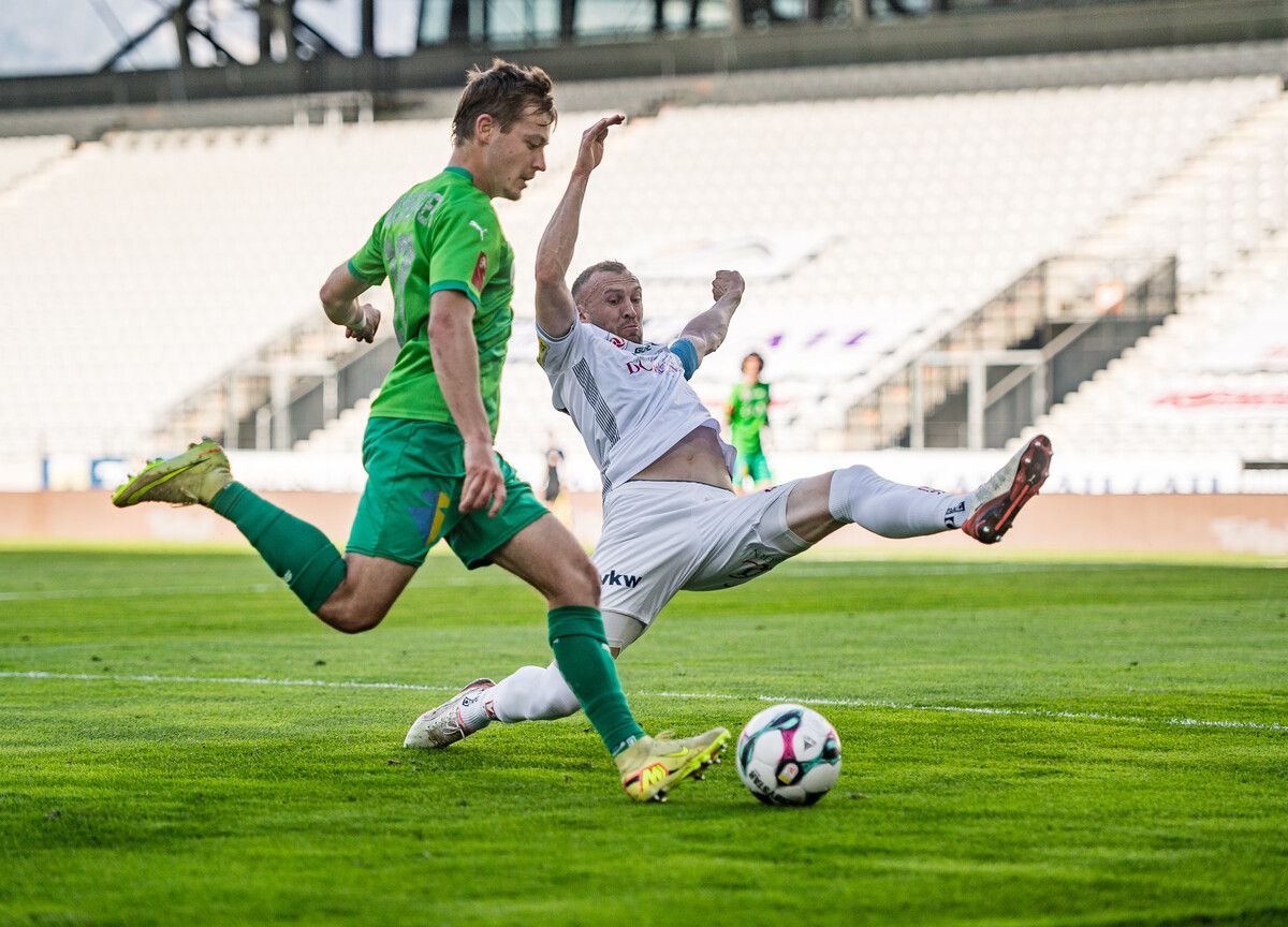 Altach-Kapitän Lukas Jäger (weißes Trikot) muss wegen einer Gelb-Sperre passen.⇒GEPA